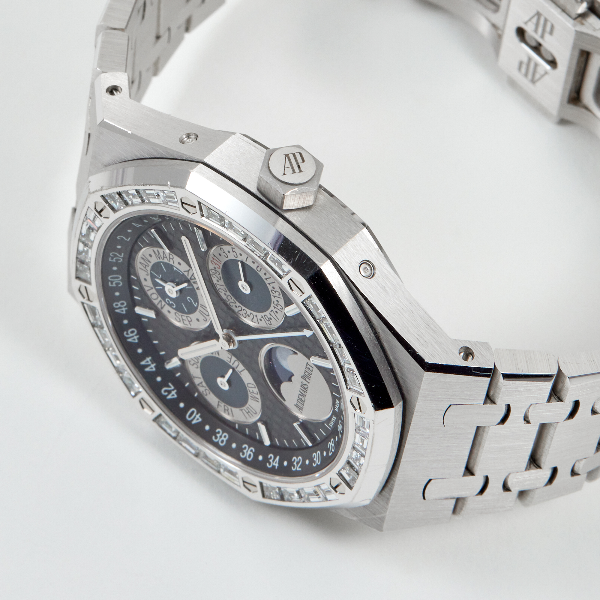 Royal Oak Perpetual Calendar White Gold Diamond Black Dial 41mm Product Image 3