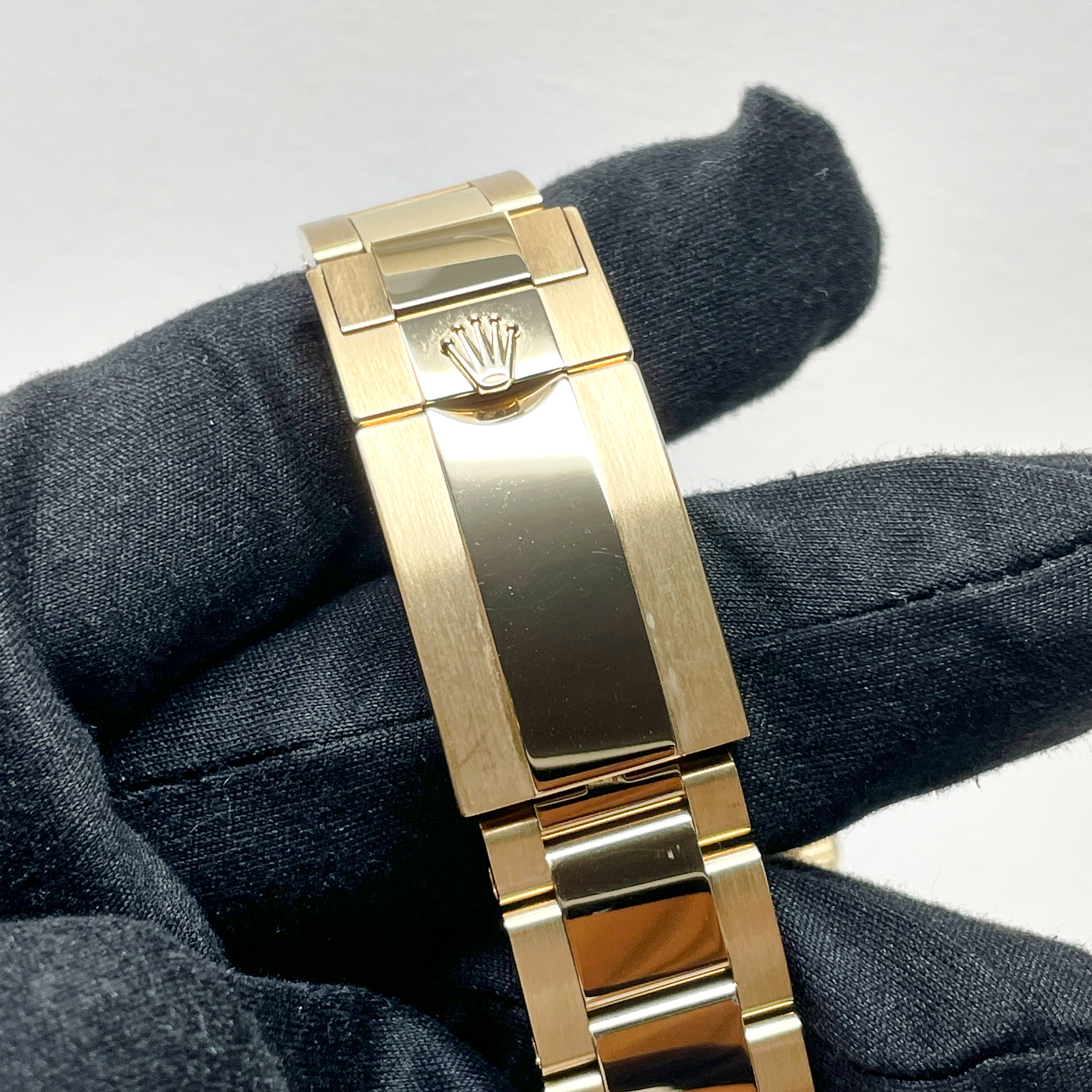 Daytona Yellow Gold Black Dial 40mm Product Image 10