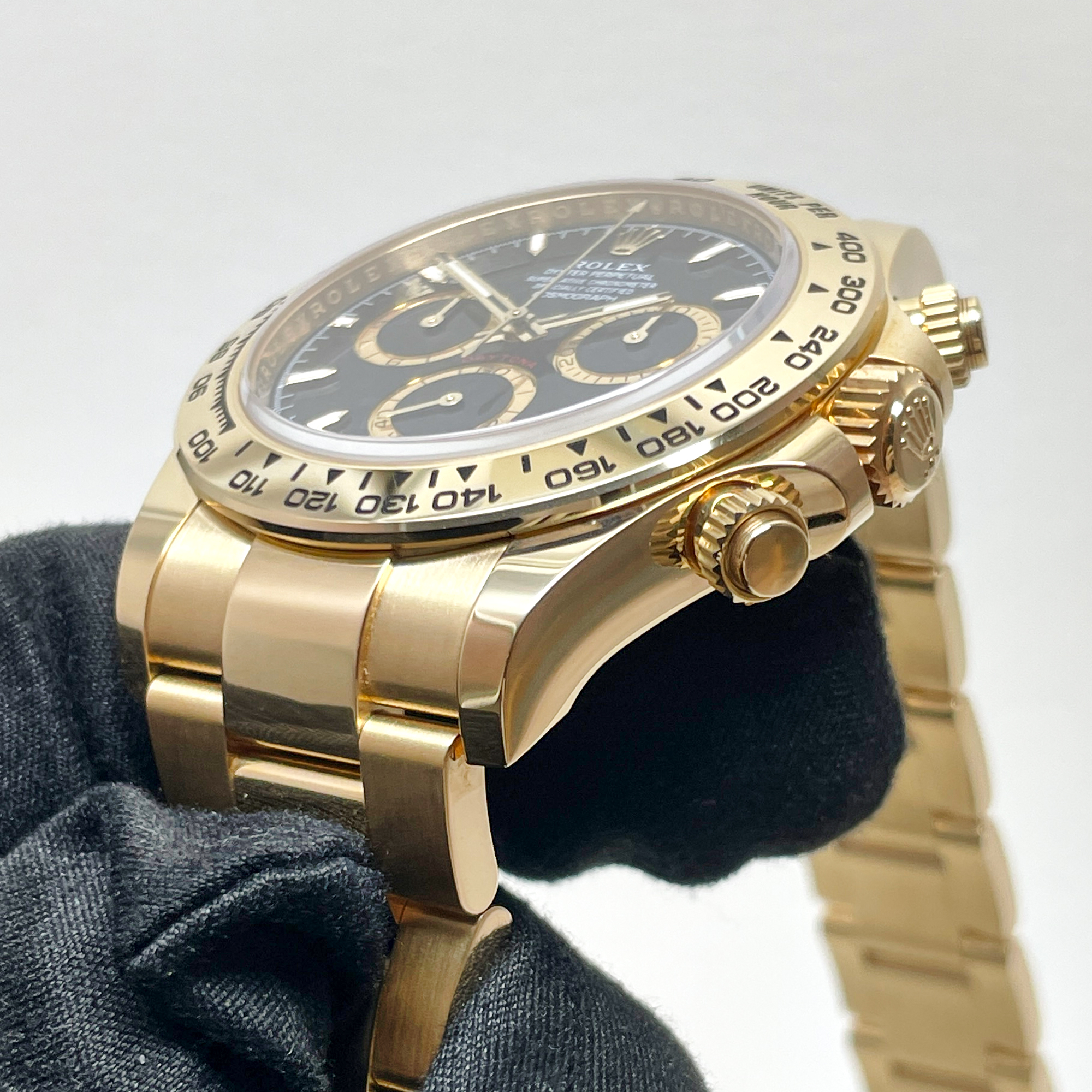 Daytona Yellow Gold Black Dial 40mm Product Image 2