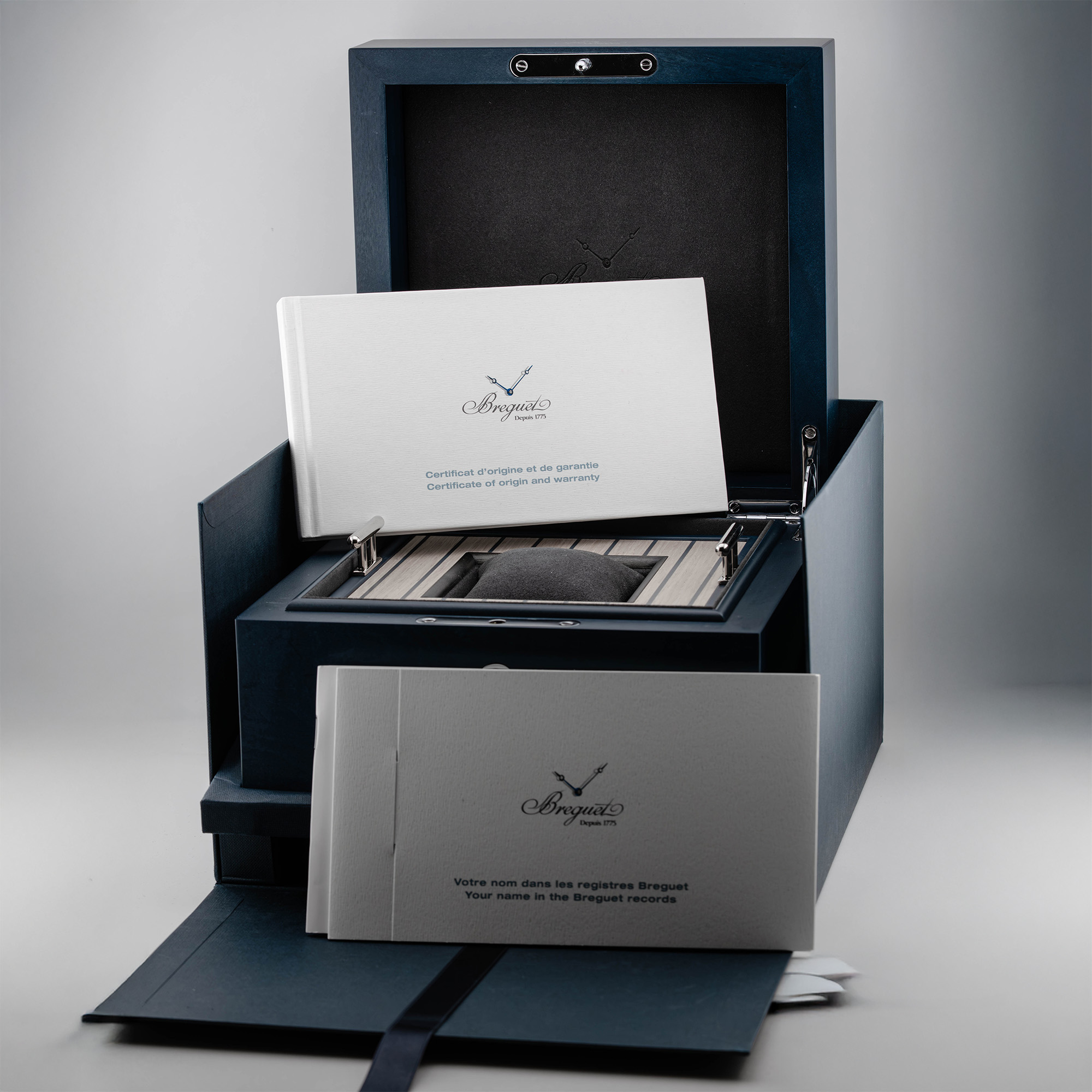 Classique 7137 White Gold Blue Dial 39mm Product Image 10