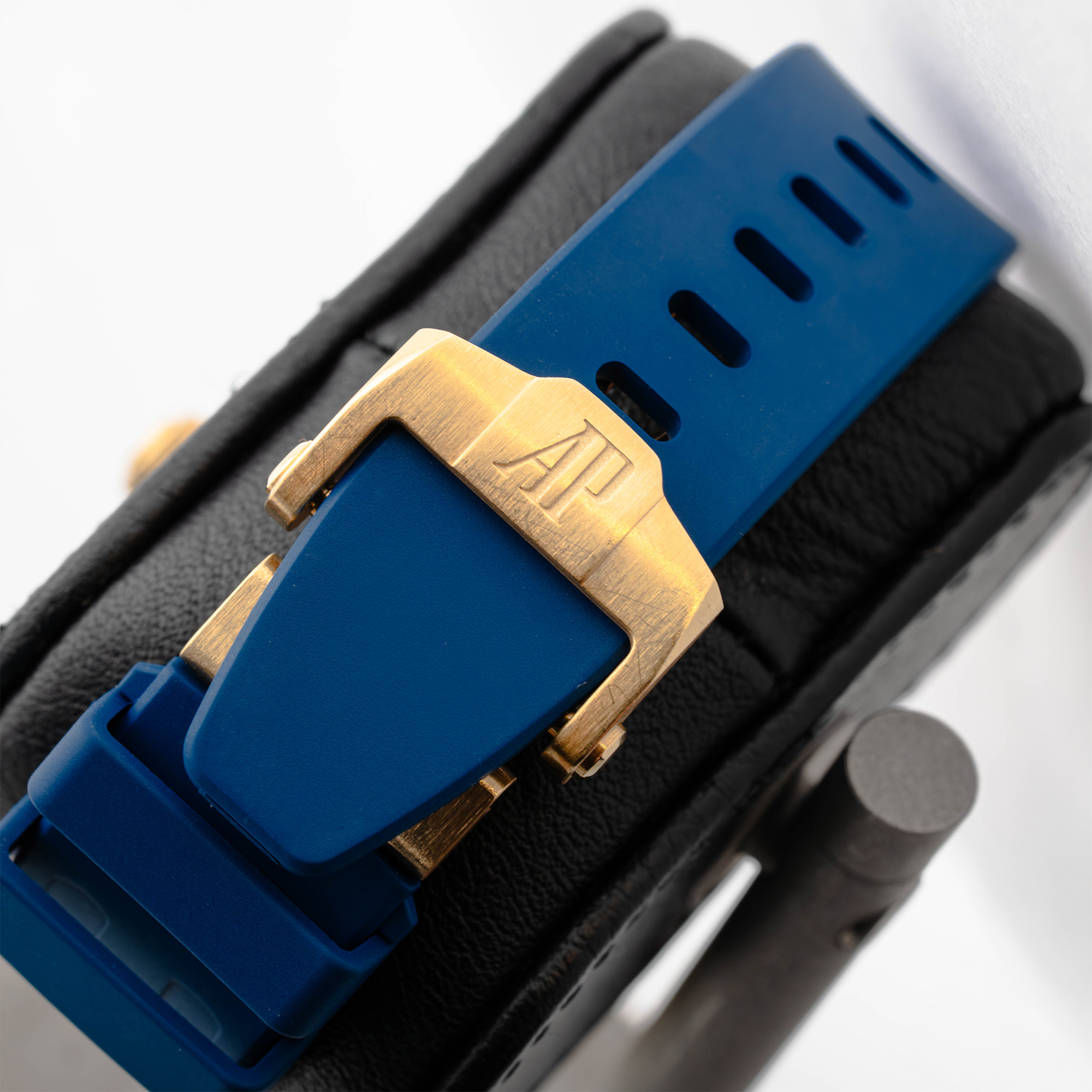 Royal Oak Offshore Lady Chronograph Yellow Gold Gem-Set Blue Dial 37mm Product Image 3