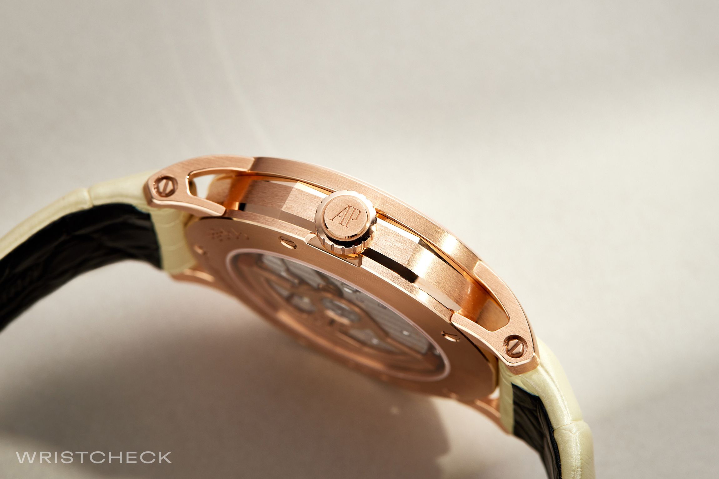 The thickness of the case has also been shaved down to 9.6mm, trimming 1.1mm off its predecessor, further emphasizing the new svelte form factor