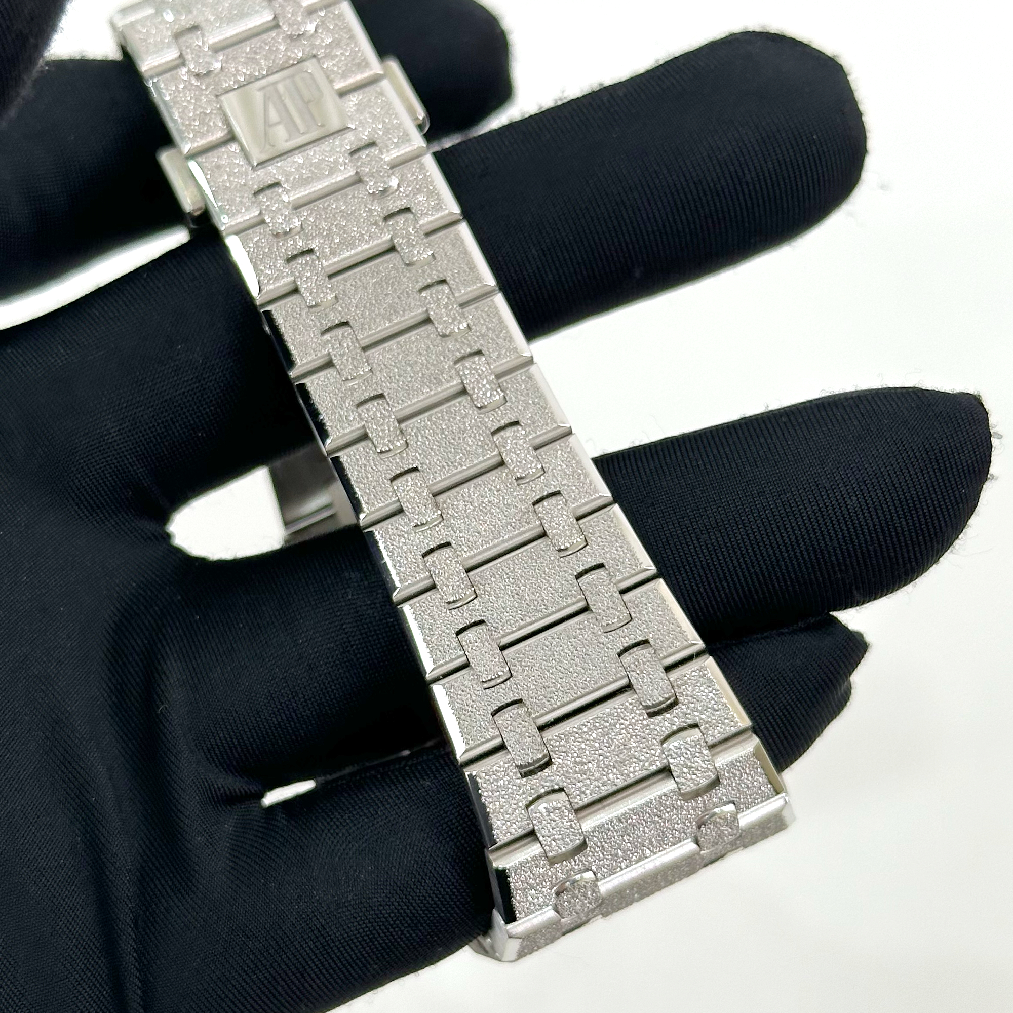 Royal Oak Double Balance Wheel Frosted White Gold Rainbow Openworked 41mm Product Image 10