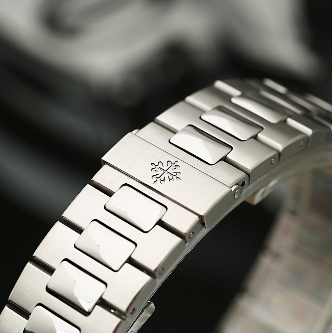 Nautilus Annual Calendar Steel White Dial 40mm Product Image 6