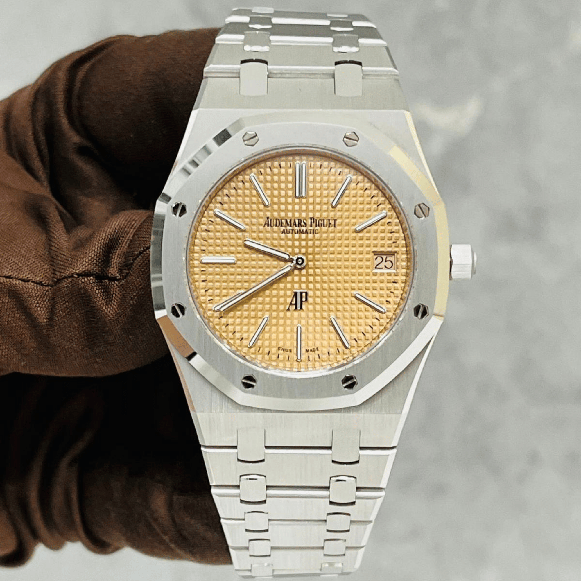 Royal Oak White Gold Salmon Dial 39mm Product Image 2