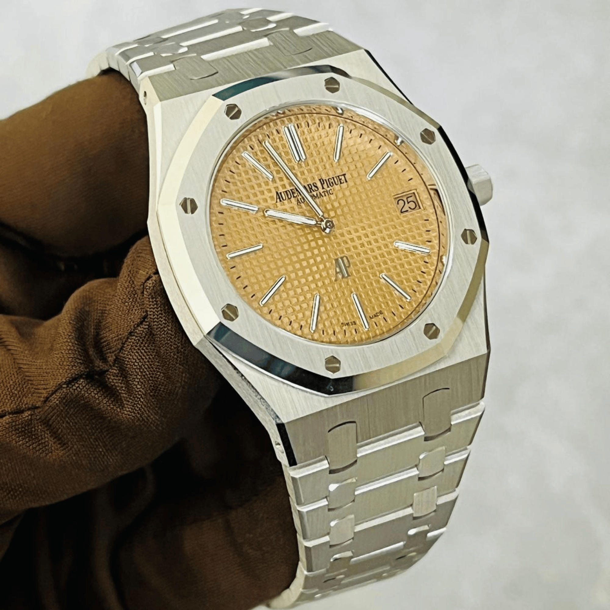 Royal Oak White Gold Salmon Dial 39mm Product Image 4
