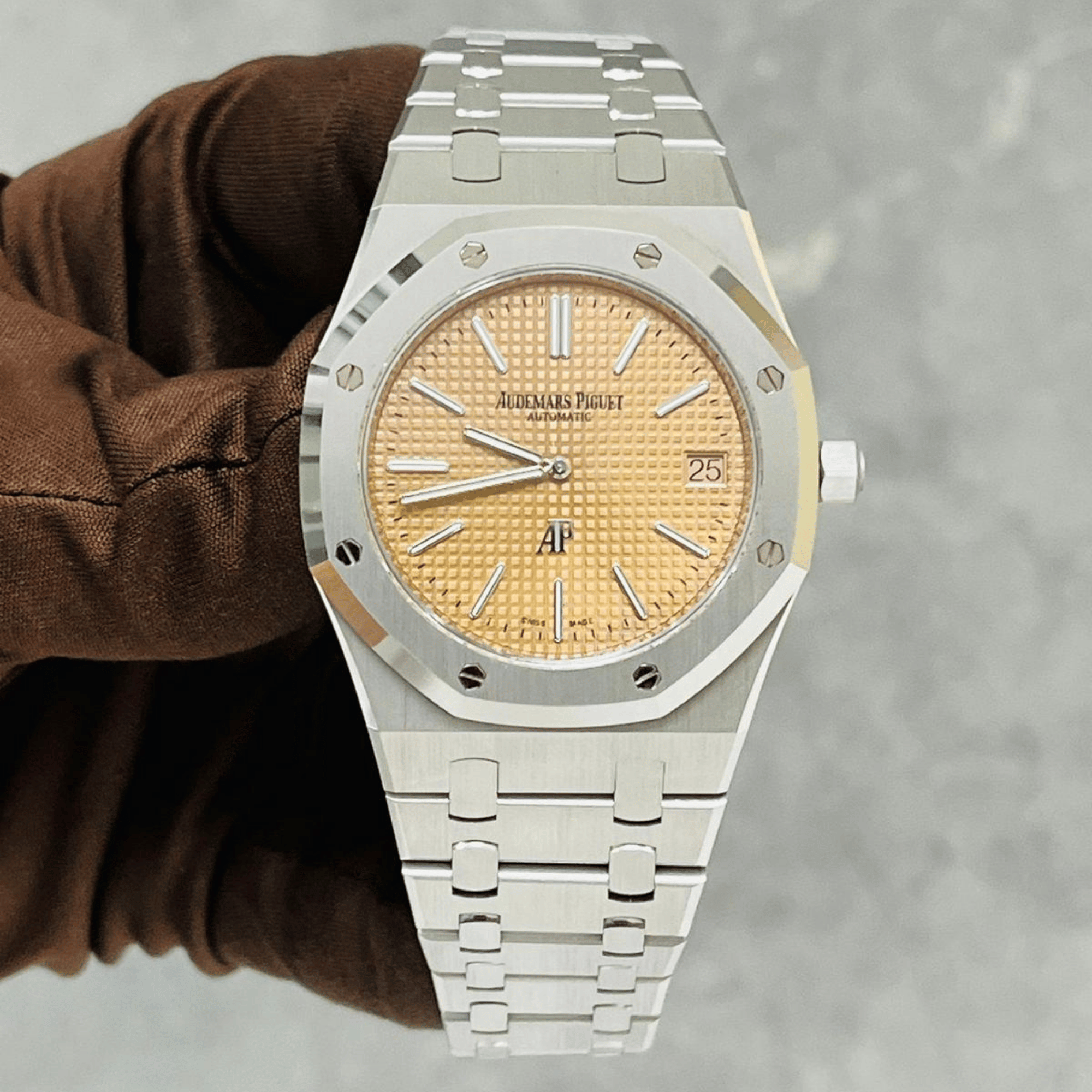 Royal Oak White Gold Salmon Dial 39mm Product Image 5