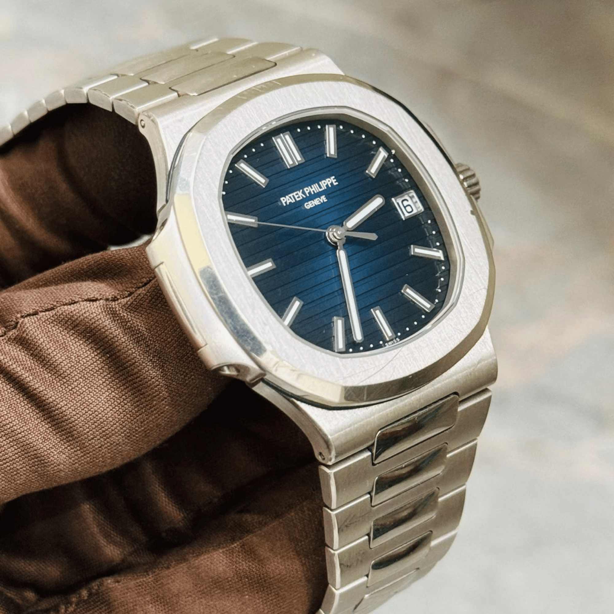 Nautilus White Gold Blue Dial 41mm Product Image 2