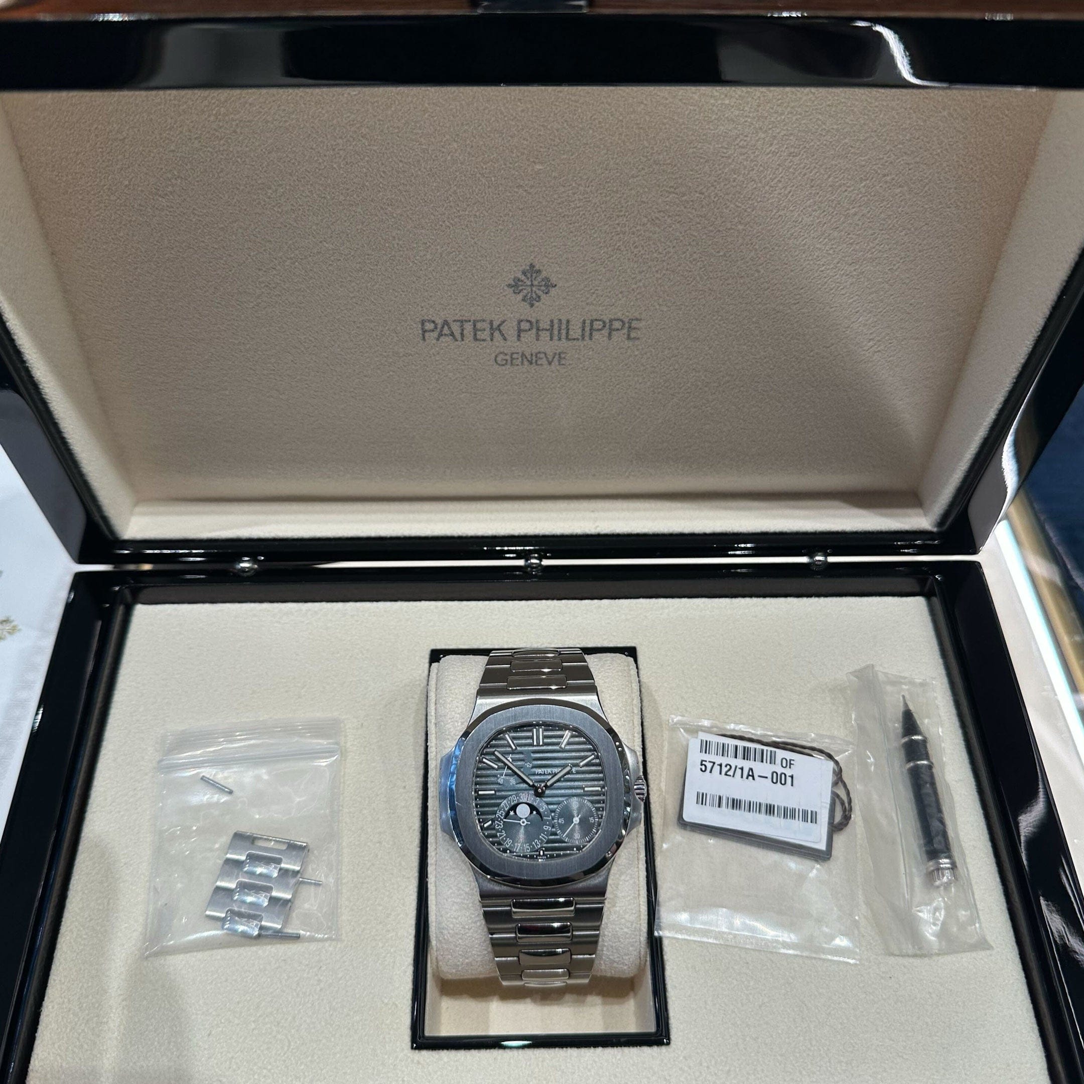 Nautilus Moonphase Steel Blue Dial 40mm Product Image 9