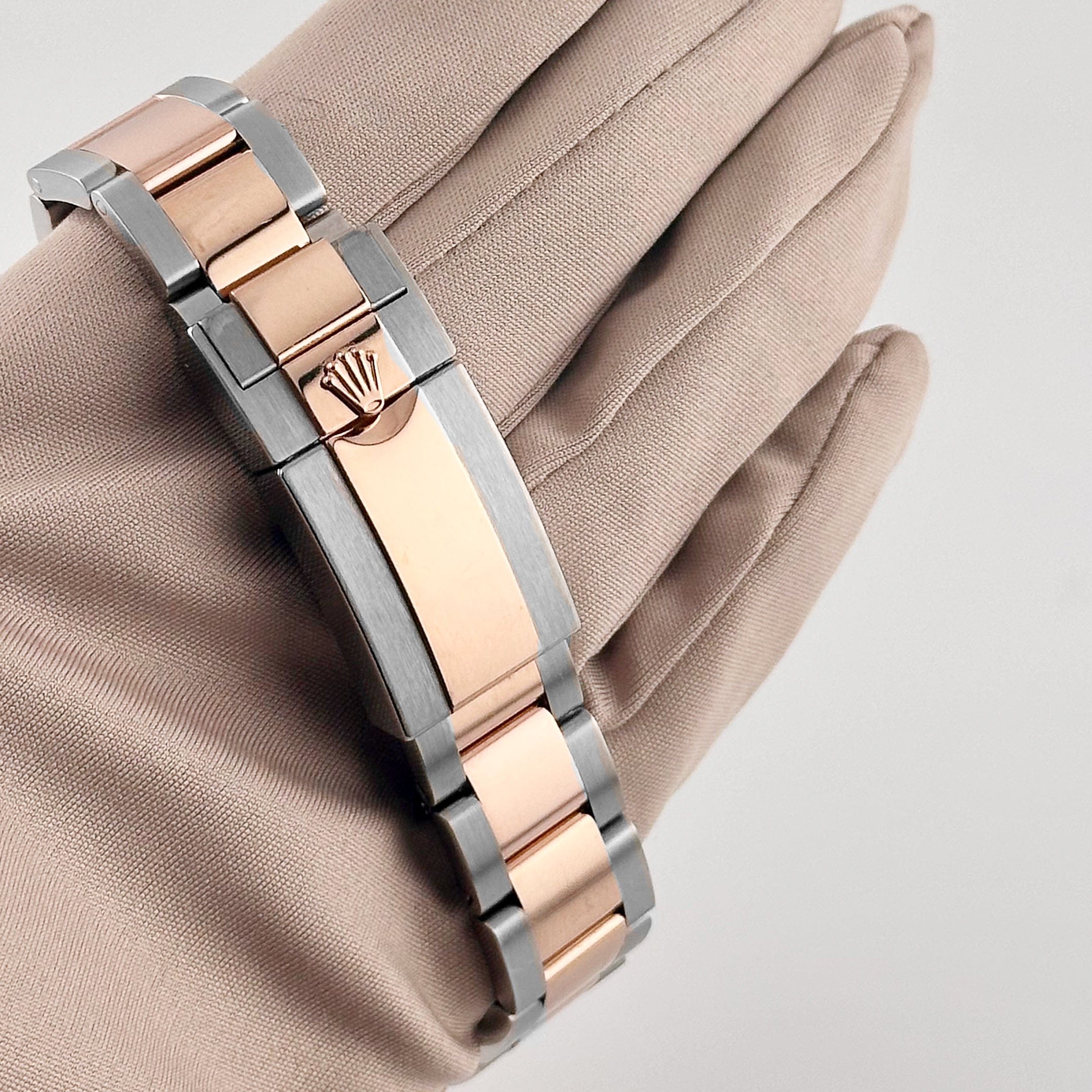 GMT-Master II "Rootbeer" Rose Gold & Steel Black Dial 40mm Product Image 8