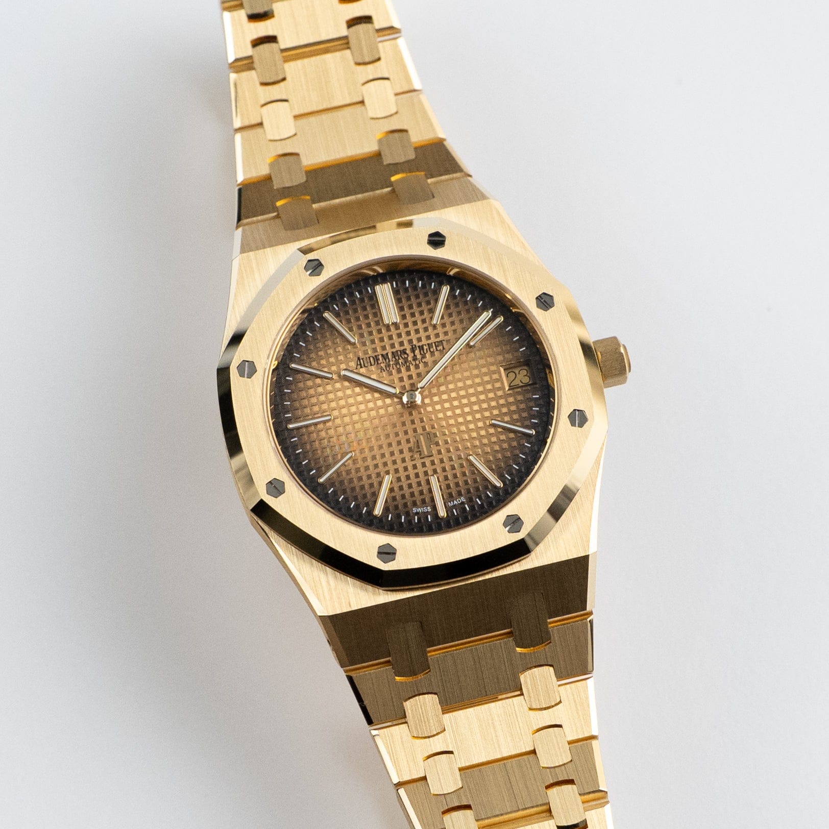 Royal Oak "Jumbo" Extra-Thin Yellow Gold Champagne Dial 39mm Product Image 1