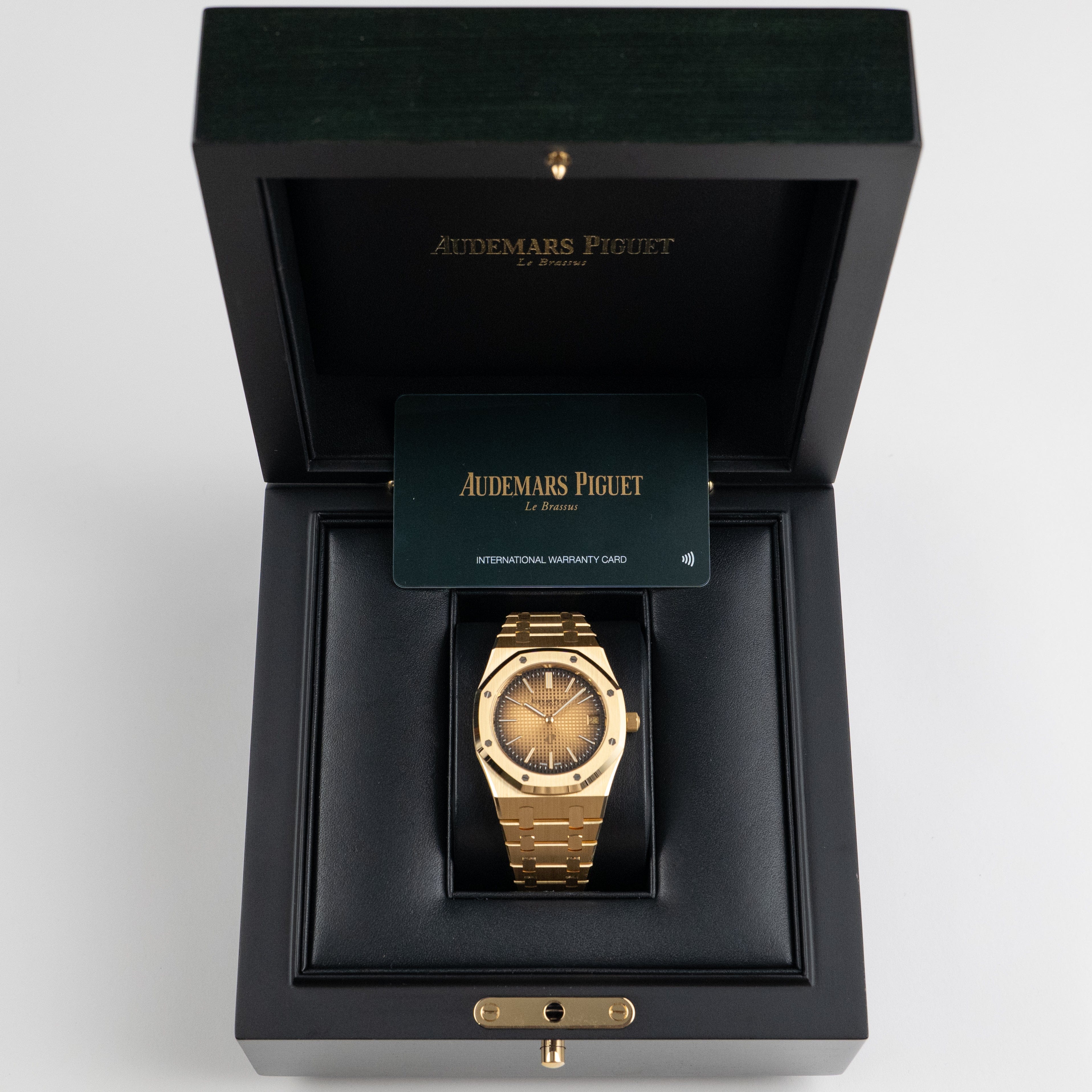 Royal Oak "Jumbo" Extra-Thin Yellow Gold Champagne Dial 39mm Product Image 10