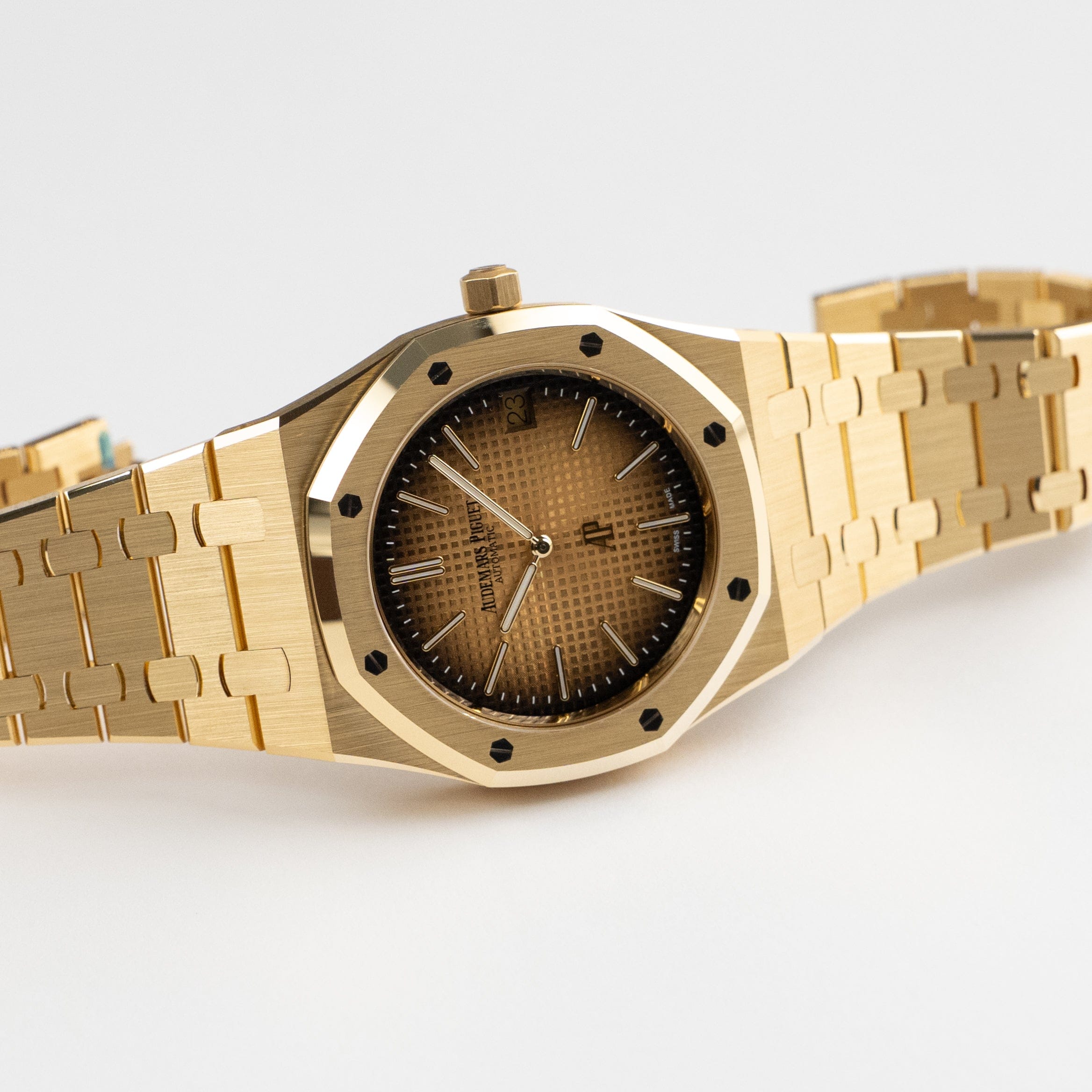 Royal Oak "Jumbo" Extra-Thin Yellow Gold Champagne Dial 39mm Product Image 6