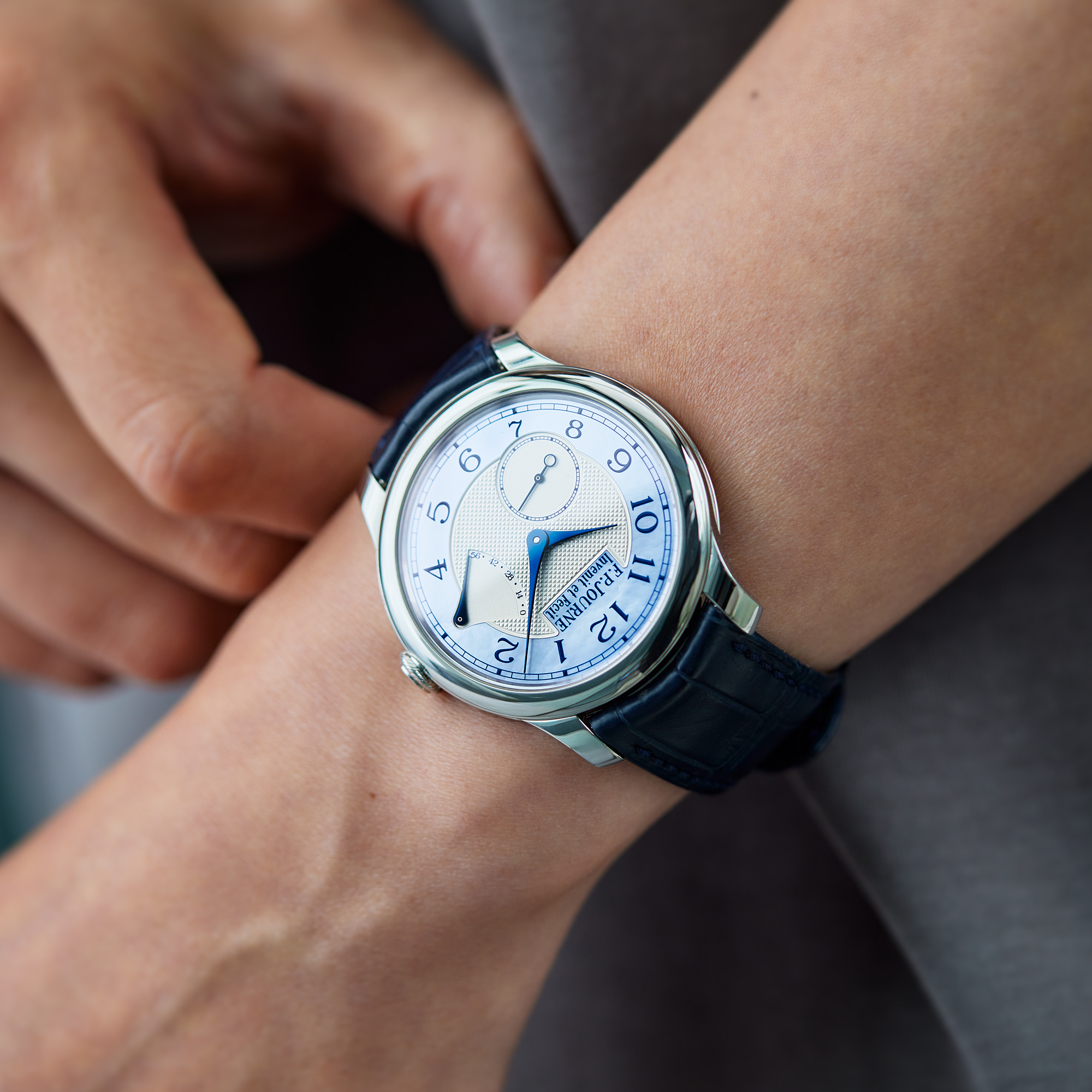 Chronomètre Souverain Nacre Platinum Blue Mother of Pearl Dial 40mm Product Image