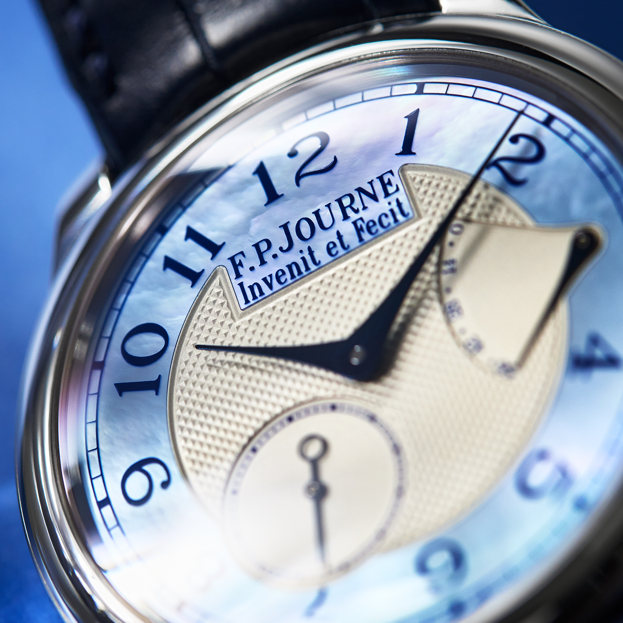 Chronomètre Souverain Nacre Platinum Blue Mother of Pearl Dial 40mm Product Image