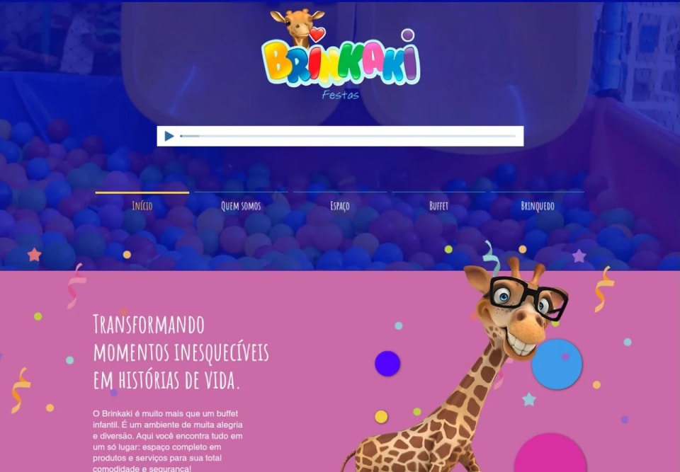 Página inicial do site Brinkaki, com identidade colorida, mascote e navegação pelas informações do buffet