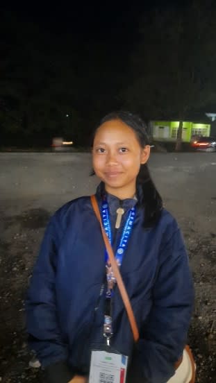 Elzabeth Markus, siswa program ADEM Repatriasi asal Sulawesi Selatan, dalam perjalanan menuju SMK Bakti Karya Parigi