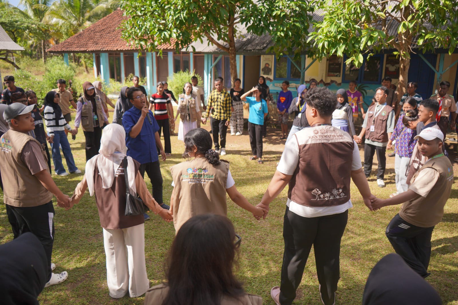 Siswa baru mengikuti kegiatan ice breaking bersama mahasiswa KKN di halaman SMK Bakti Karya Parigi pada MPLS Ramah Angkatan 11