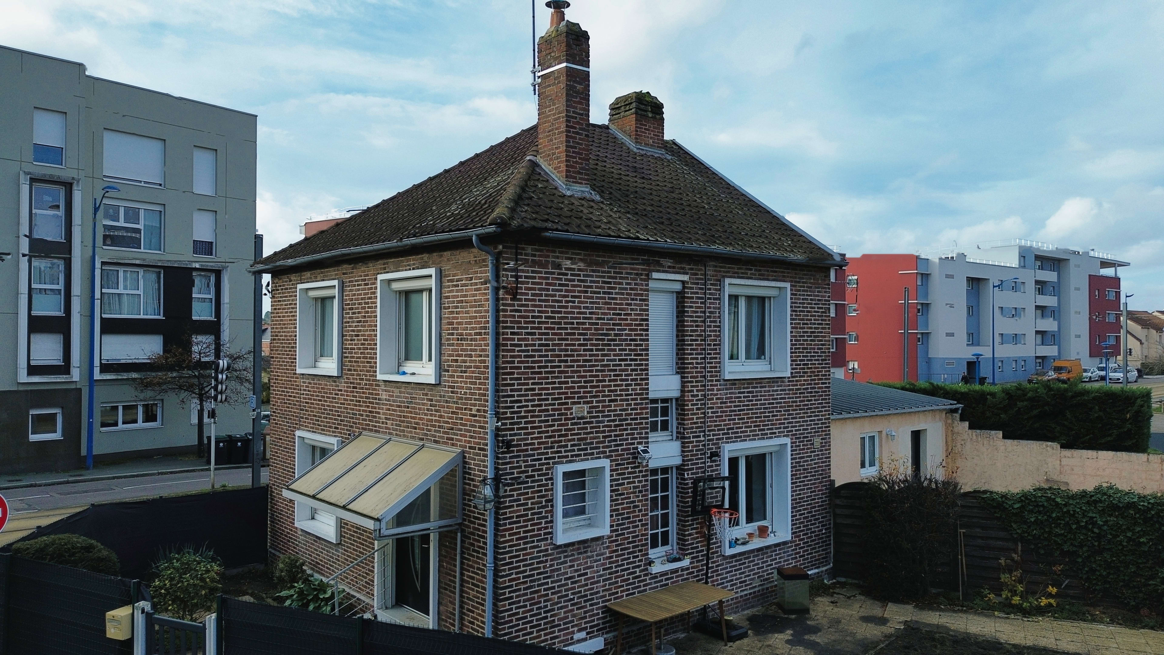 Maison avec jardin et garage, proche cœur de ville — Sotteville