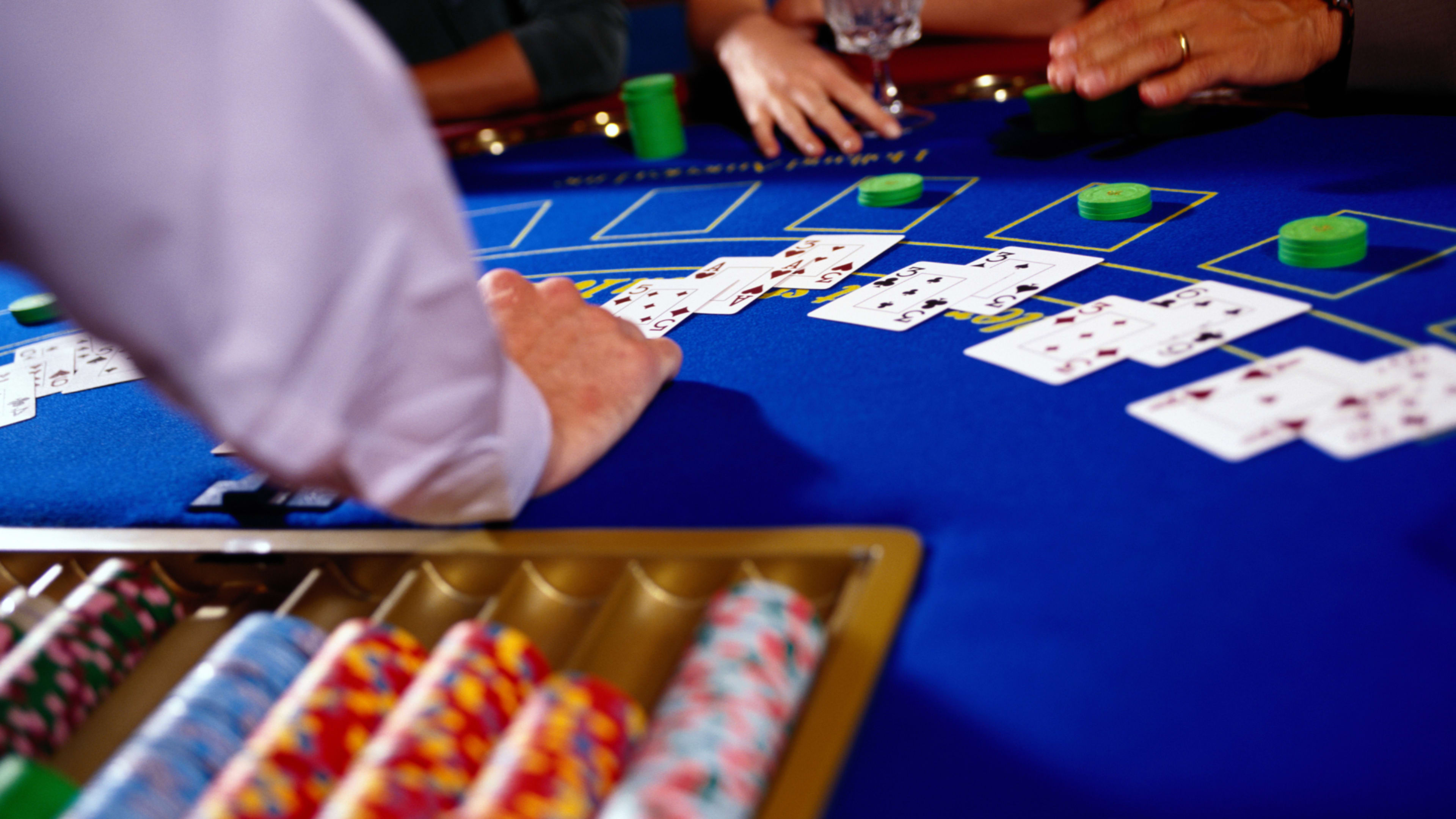 Cómo jugar al blackjack image