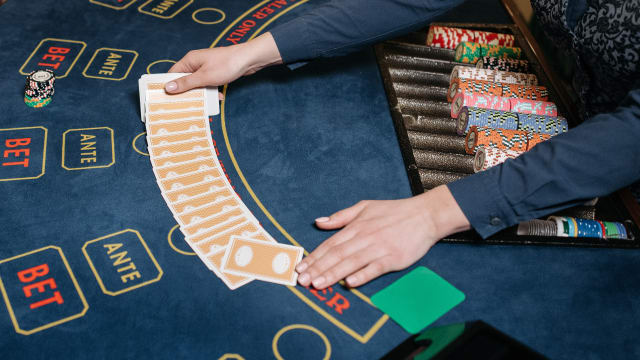Wie man Baccarat spielt: Baccarat-Regeln erklärt image