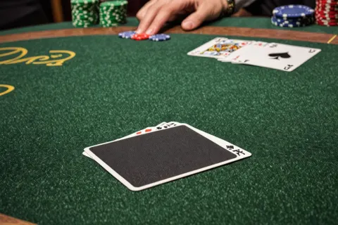 Blackjackin hallitseminen: korttiarvojen ja strategisen pelin taito