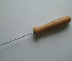 SPISS I STÅL MED TREHÅNDTAK 2,4MM