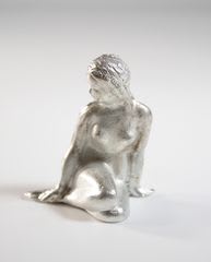 TINNFIGUR SITTENDE DAME