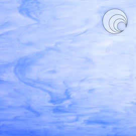 HVIT MED SKYER I LYS BLÅ  122x61CM