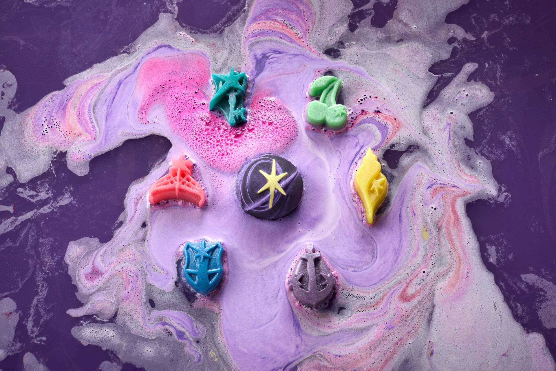 KATSEYE x LUSH＞限定コラボレーションアイテム全7種を8月7日