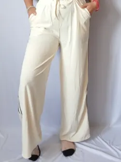 Pantalones frescos y cómodos con detalle de franjas