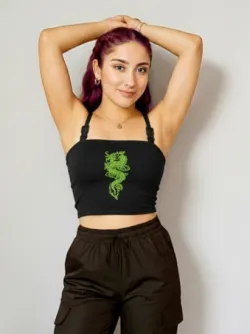 Crop Top Negro con Bordado de Dragón