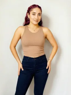 Blusa de tela gruesa con copas.