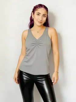 Blusa sin mangas con detalle fruncido
