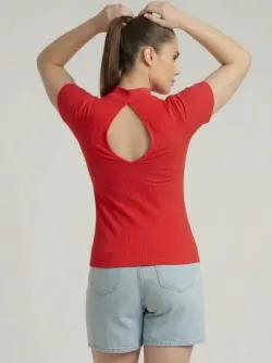 Blusa con corte en la espalda