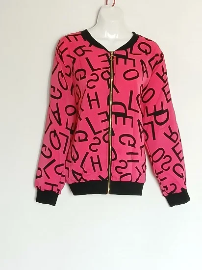 Campera moderna con diseño gráfico