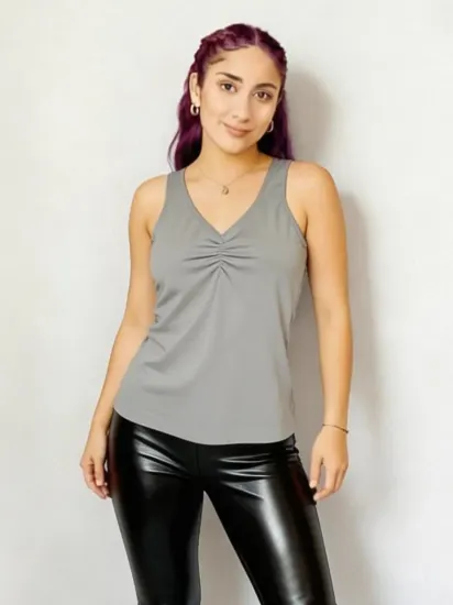 Blusa sin mangas con detalle fruncido