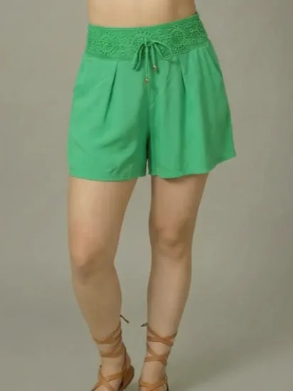 Shorts con cintilla decorativa para mujer