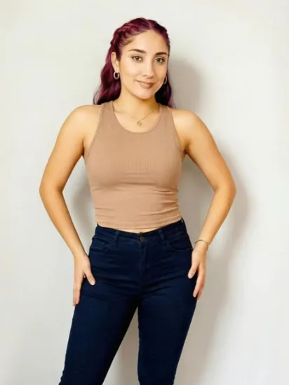 Blusa de tela gruesa con copas.