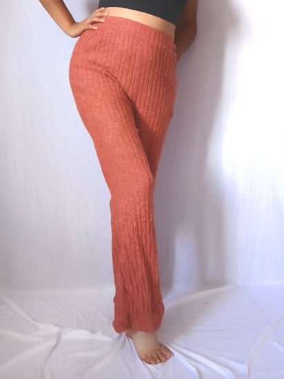 Pantalones de fibra suave con textura acanalada