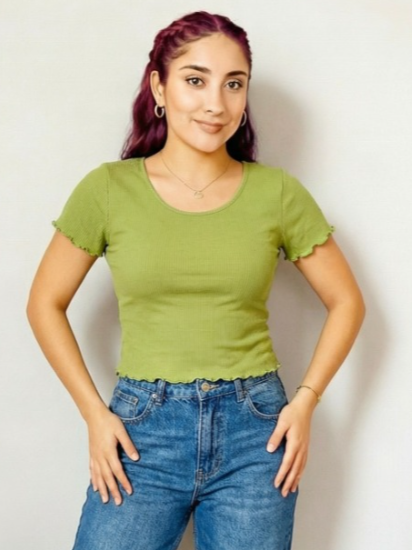 Blusa de manga corta con holanes.