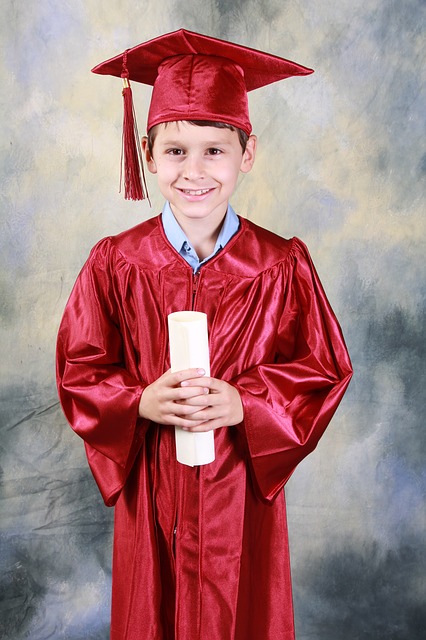 Menino em sua formatura.