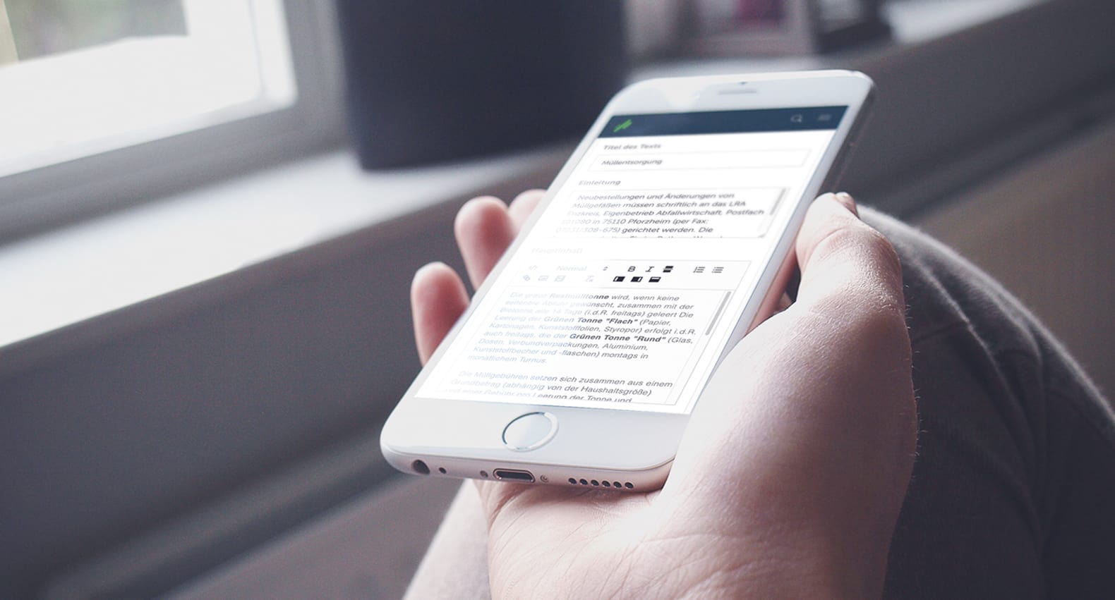 iPhone mit geöffnetem Kommunen-CMS – Websitepflege für Städte & Gemeinden leicht gemacht | web://contact