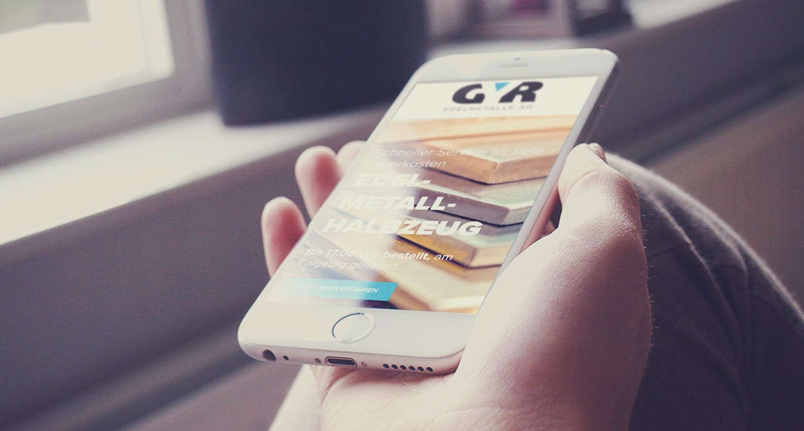 Hand mit iPhone und geöffneter Website gyr.ch – Wie entstand die Website mit Kundenportal www.gyr.ch? | web://contact