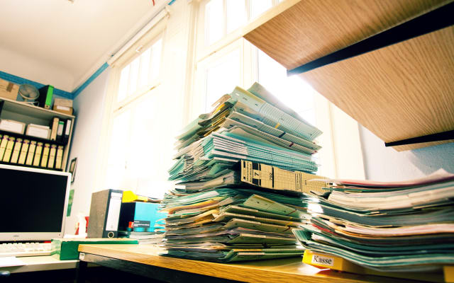 Aktenstapel in einem Büro