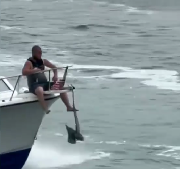 Bow riding anchor.png