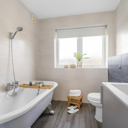 Decluttered and staged bathroom in Greenwich by Farrow Home Staging