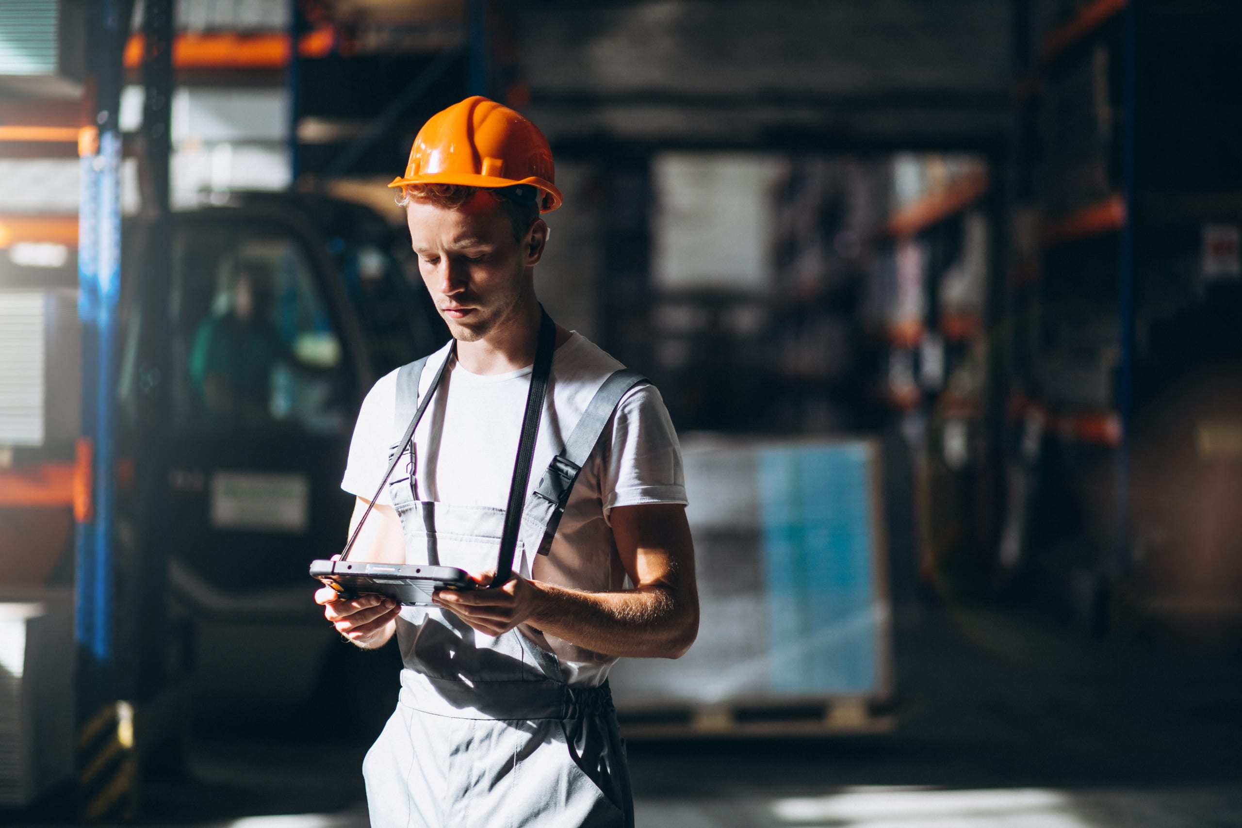 pessoa trabalhando com marketing industrial