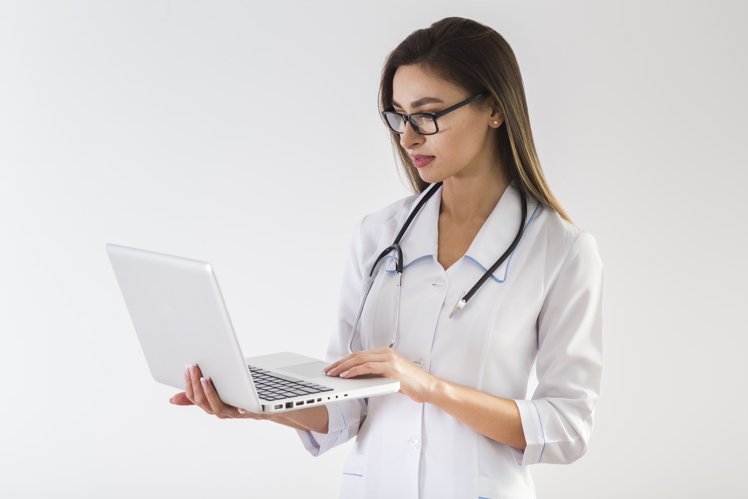 pessoa fazendo marketing digital para médicos