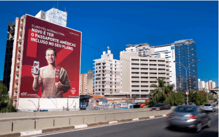 imagem representando a mídia OOH em outdoors digitais da Claro